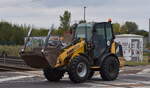Älterer kramerAllrad 418 Radlader am 01.10.25 Höhe Bahnübergang Rodleben.
