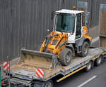 Ein LIEBHERR 506 STEREO Radlader auf Ladebrücke  am 31.05.16 auf der Berliner Stadtautobahn Höhe Knobelsdorffstr.