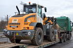 Ein LIEBHERR 524 Radlader (Mietbaumschine) auf Tiefladebrücke am 07.12.16 Berlin-Marzahn.