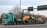 Ein Schwerlasttransporter der Fa.COLLOSUS, einer VOLVO FH 500 EEV Schwerlastzugmaschine mit Ladebrückenauflieger mit einem großem LIEBHERR 566 Radlader (Mietbaumaschine) beladen am 08.12.16 Berlin-Marzahn.