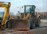 Leider nur das S-Bahnfenster, ein NEW HOLLAND W270B Radlader, Gro�baustelle Berlin-Ostkreuz am 29.12.11