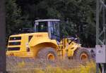Ein recht gro�er Radlader, ein NEW HOLLAND W230 (HKL Leasingbaumaschine), 02.09.10 Baustelle am Bhf.