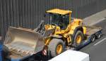 Ein VOLVO L110G Radlader (Mietbaumaschine) auf Tiefladebrücke am 13.04.15 Berliner Stadtautobahn Höhe Kaiserdamm.