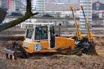LIEBHERR 714 Raupe der Fa.LUDWIG FREYTAG, 10.04.13 unter der Bahntrasse in Berlin Wedding.