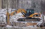 Leasingbaumaschine, ein Raupenbagger CAT 324D, Gro�baustelle gegen�ber S-Bhf Berlin Frankfurter Allee, 26.11.10 