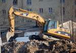 Leasingbaumaschine, ein CAT 320C Raupenbagger erklimmt einen Schutth�gel, 01.03.11 Gro�baustelle gegen�ber dem S-Bhf.