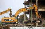 Auch dieser CAT 325D LN Raupenbagger ist bei den Abri�arbeiten beteiligt N�he S-Bhf.