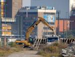 Raupenbagger CAT 320D bei den Vorbereitungsarbeiten am eheamligen G�terbahnhof Berlin-Moabit, hier entsteht ein neuer Gro�markt (Restaurantlebensmittel-versorgung + Logistik ) einer Hamburger Firma,