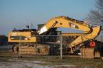 Ein großer CAT 336D LN Raupenbagger auf der Westmole in Warnemünde tätig, 24.01.14