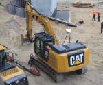 Ein CAT 324E LN Raupenbagger (Mietbaumschine), 22.04.15 Neubau S21 Berlin-Wedding.