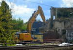 Ein CAT 329E LN Raupenbagger(Mietbaumaschine) beim Abriß eines der ehemaligen Leitstellentürme der Karower Kreuzes Berlin am 27.04.17 