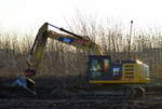 Ein CAT 320E L Raupenbagger am 07.12.17 bei Erdarbeiten Höhe S-Bhf. Betriebsbahnhof Berlin-Schöneweide.