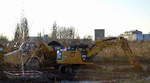 Ein CAT 316E L Raupenbagger dahinter ein zweiter CAT 730C Dumper bei Erdarbeiten Höhe S-Bhf. Bertriebsbahnhof Berlin-Schöneweide am 07.12.17