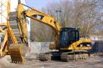 Raupenbagger CAT 320D L, 28.03.10 Baustelle N�he S-Bhf.