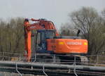Ein HITACHI ZAXIS 210LC Raupenbagger, 31.03.17 Großbaustelle Karower Kreuz Berlin.