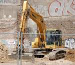 KOMATSU PC 210 LC Raupenbagger, 04.05.12 Baustelle an der Sch�nhauser Allee Berlin.