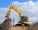 KOMATSU PC210LC bei den Abri�arbeiten am alten S-Bhf Berlin Adlershof, 11.09.07 