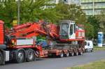 Hier noch mal aus der N�he, der LIEBHERR 954 Raupenbagger beim Transport ohne Raupenuntersatz am 28.05.15 Berlin-Pankow.