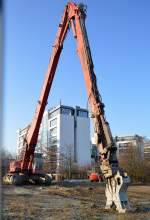 Bei Abrissarbeiten in Berlin häufig im Einsatz, der LIEBHERR 954 mit Long Front Aufsatz mit Greifzange der Entsorgungsfa.