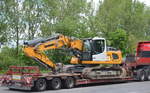 Mietbaumschine, ein LIEBHERR 922 Raupenbagger aud Tiefladebrücke am 26.06.17 Berlin-Wuhlheide.