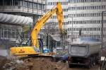 Raupenbagger NEW HOLLAND E215 am 11.12.08 Gro�baustelle am Berliner Alexanderplatz.