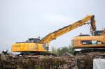 Ein NEW HOLAND KOBELCO E485 mit Long Front Abri�zange hat die ehemalige TT Modelleisenbahnfabrikhalle (Plattenbau) fast vollst�ndig geschafft, die N�he S-Bhf.