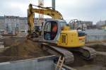 Ein NEW HOLLAND KOBELCO E135SR Raupenbagger der Fa. Max Bögl am 26.01.15 Großbaustelle Berlin Moabit.