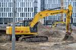 Ein NEW HOLLAND/KOBELCO E 265 Raupenbagger am 28.03.15 Berlin-Mitte.