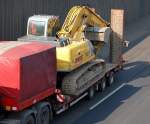 Transport eines Raupenbaggers, ein NEW HOLLAND E 265, 10.03.10 Autobahnabschnitt H�he Berlin-Kaiserdamm.