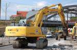 HKL-Leasingbagger NEW HOLLAND E305 B beim beseitigen der TRAM-Schienen in der Berliner Str.