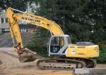 Hier noch mal in sch�ner Perspektive, der NEW HOLLAND E215B (HKL-Leasingbaumaschine) 09.09.10 Baustelle Bhf.