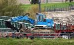 Ein blauer Raupenbagger ohne Hersteller- und Typangabe auf Tiefladebr�cke, 22.09.11 Berlin-Mitte.