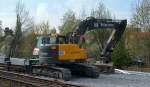 Gleisbauarbeiten Berlin, zwischen Berlin-Schöneweide und Berln-Baumschulenweg, ein VOLVO ECR235CL der Fa.Balfour Beatty am 11.04.14  