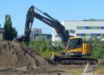 Ein VOLVO ECR235DL Raupenbagger (Mietbaumaschine) im Einsatz beim Neubau der Fernbahnstrecke zwischen Grünauer Kreuz und Berlin-Lichtenberg, Höhe Berlin Adlershof am 09.09.15 