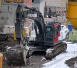 Ein m�chtiger Brummer nahm die Tiefbauauschachtung an der Gro�baustelle neben dem S-Bhf.