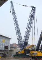 Eine logistische Meisterleistung wird es allemal ein gewaltig schweres Teilst�ck (bereits zusammengenaut linksseitig oberhalb der Bahnb�schung) anzuheben nach rechts zu schwenken und dann auf