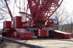 Nicht der gr��te seiner Art, trotzdem riesig und beeindruckend, der RIGA MANZ LIEBHERR LR 1600/2 Raupenkran soll einen Vortriebtunnelbohrer in Einzelteilen von Schiffen zum geplanten Einsatzort (Tunnelneubau U5) heben, dazu wurde sogar ein k�nstlicher Hafen gebaut. Der Kran wirkt noch fabrikneu und ist normalerweise eher beim Aufbau von Windkraftenergieanlagen im Einsatz. Berlin Mitte, N�he Rotes Rathaus/Neptunbrunnen 14.04.13  