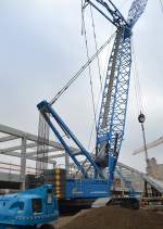 Nochmal in etwas umfangreicherer Perspektive der LIEBHERR LR 1280 Raupenkran am 26.01.15 Berlin-Moabit.