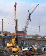 Dieser gro�e Raupenkran mit Gittermastausleger war viele Monate beim Neubau der Spandauer Damm Br�cke t�tig, ein SENNEBOGEN Typ? der Baufirma MAX B�GL, 28.11.08