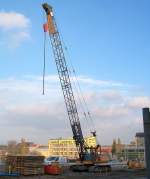 Ich bin nicht ganz sicher aber auch dieser Raupenkran der Baufirma MAX B�GL d�rfte wie die anderen vergleichbaren Kr�ne dieser Baufirma vom Hersteller SENENBOGEN Typ? sein, 12.11.09 Neubau Spandauer