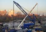 Jetzt ist er wohl weitgehend aufgebaut, der Maxikraft Raupenkran TEREX DEMAG CC6800 und gleich daneben liegt auch schon, jetzt abgedeckt, die neue zu hebende Brücke für die neue S-Bahnlinie S21 Richtung Berlin-Wedding ab Berlin Hbf., 09.12.14