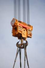 Ingesamt 10 Stahlseile bef�rdern den Haken des sarens Raupenbagger, ich denke mnal ein TEREX DEMAG Typ? in die H�he, 03.10.09 Gro�baustelle Berlin-Ostkreuz.