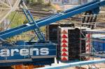 Allerdings ist schon beachtlich Balast notwendig, trotz enormen Eigengewicht, damit auch so ein Raupenbagger nicht aus den Fugen ger�t, der sarens TEREX DEMAG? Raupenkran am 03.10.09 Gro�baustelle
