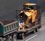 Stra�enfertiger ABG 125 titan auf Tiefladeh�nger am 10.12.08 Stadtautobahn Berlin H�he Kaiserdamm.