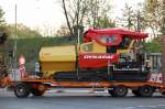 Stra�enfertiger DYNAPAC F 121C auf Tiefladeh�nger am 28.04.10 Berlin-Pankow.