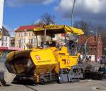 Stra�enfertiger der Fa. TRAPP mit dem Namen  Schwarzer Fritz  eine V�GELE SUPER 1900 im Februar 2007 Berlin-Florastr. vorm S-Bhf. Berlin-Pankow.