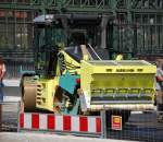 Die Tandemwalze AMMANN AV 95-2 am 15.07.09 beim Walzen der neuen Teilbr�cke Spandauer Damm Berlin.