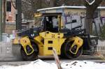 BOMAG Tandemwalze BW 174 AP mit Streutrichter der Fa. TESCH STRA�ENBAU GmbH & CoKG, 22.03.13 Berlin-Pankow