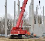 Ein LIEBHERR Teleskop-Raupenkran Typ LTR 1060 der Fa. dhip dechant, Max.Traglast60 t,
Teleskopausleger 40 m, Max. Hubhöhe 54 m, Max. Ausladung 50 m am 16.02.16 Berlin-Hohenschönhausen (Neubau einer Wäscherei).