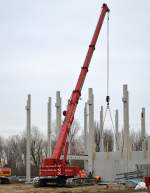 Ein LIEBHERR Teleskop-Raupenkran Typ LTR 1060 der Fa. dhip dechant, Max.Traglast60 t,
Teleskopausleger 40 m, Max. Hubhöhe 54 m, Max. Ausladung 50 m am 16.02.16 Berlin-Hohenschönhausen (Neubau einer Wäscherei).